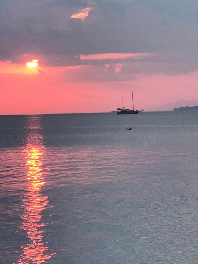 Elisa Seaside Luxury Suite Λουτράκι Εξωτερικό φωτογραφία