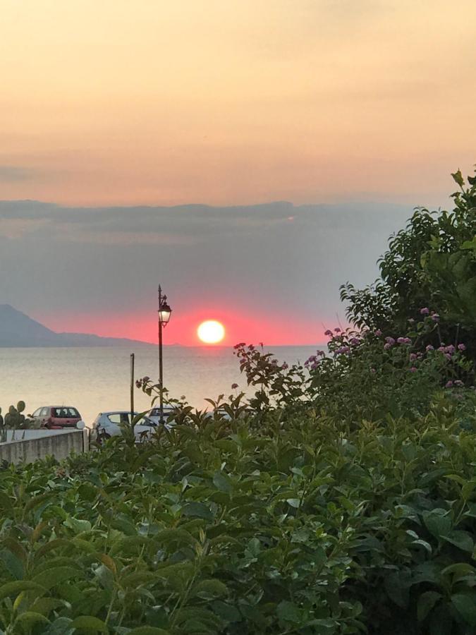 Elisa Seaside Luxury Suite Λουτράκι Εξωτερικό φωτογραφία