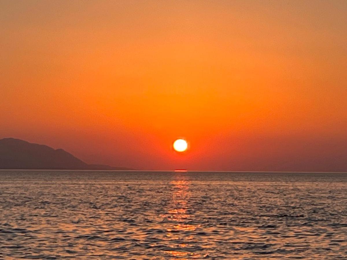 Elisa Seaside Luxury Suite Λουτράκι Εξωτερικό φωτογραφία